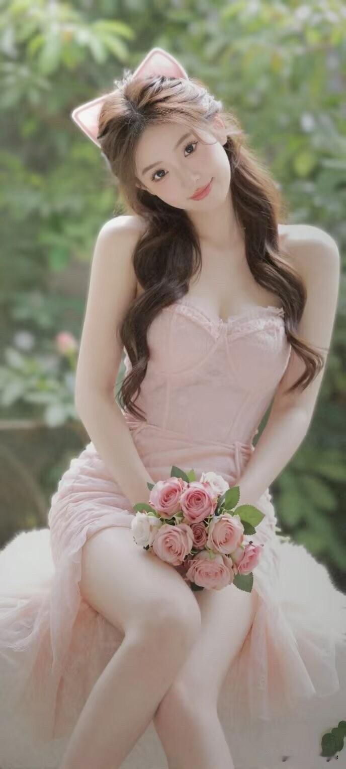 梦幻粉色礼服，甜美猫耳发饰，手持花束，仙气十足！🌸💕