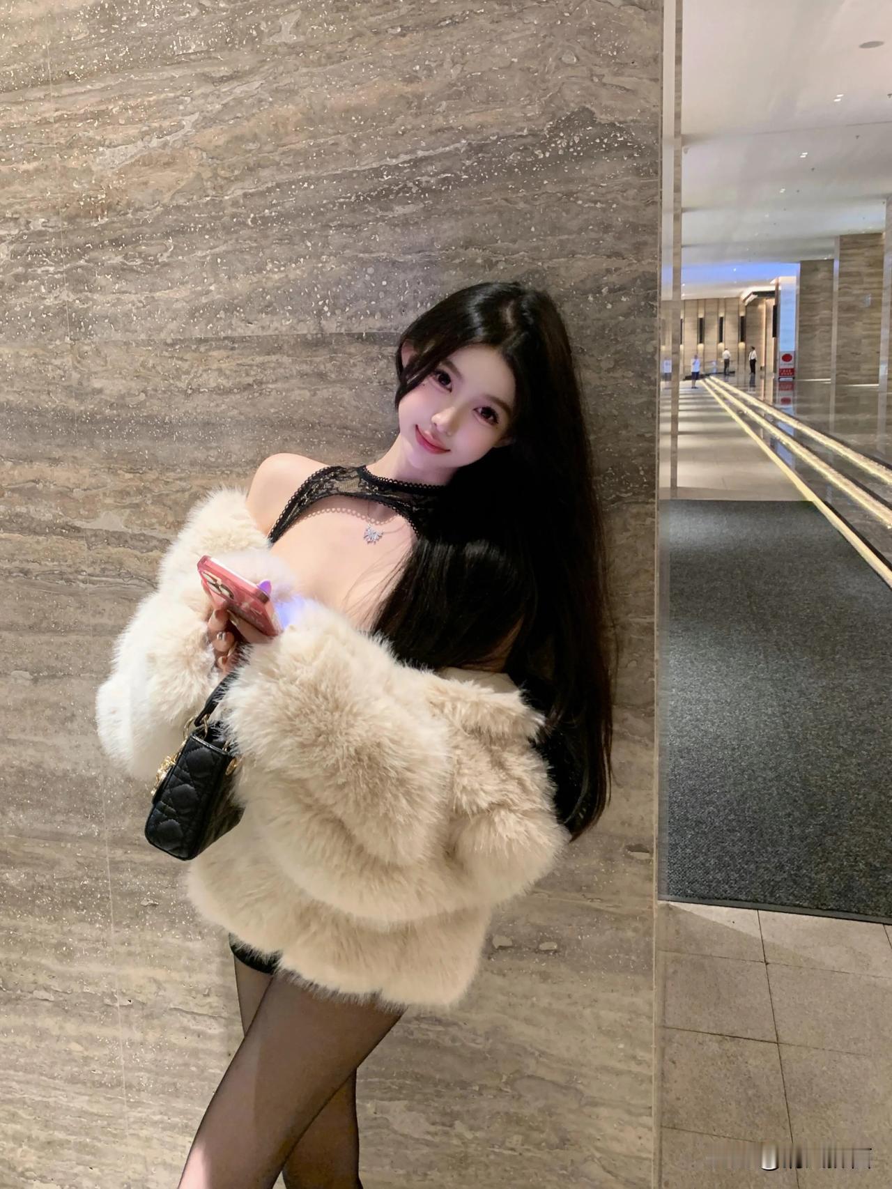 素衣轻舞，长发飘逸。#分享美少女倩影# #分享美女＃# #一组美女照😜# #简