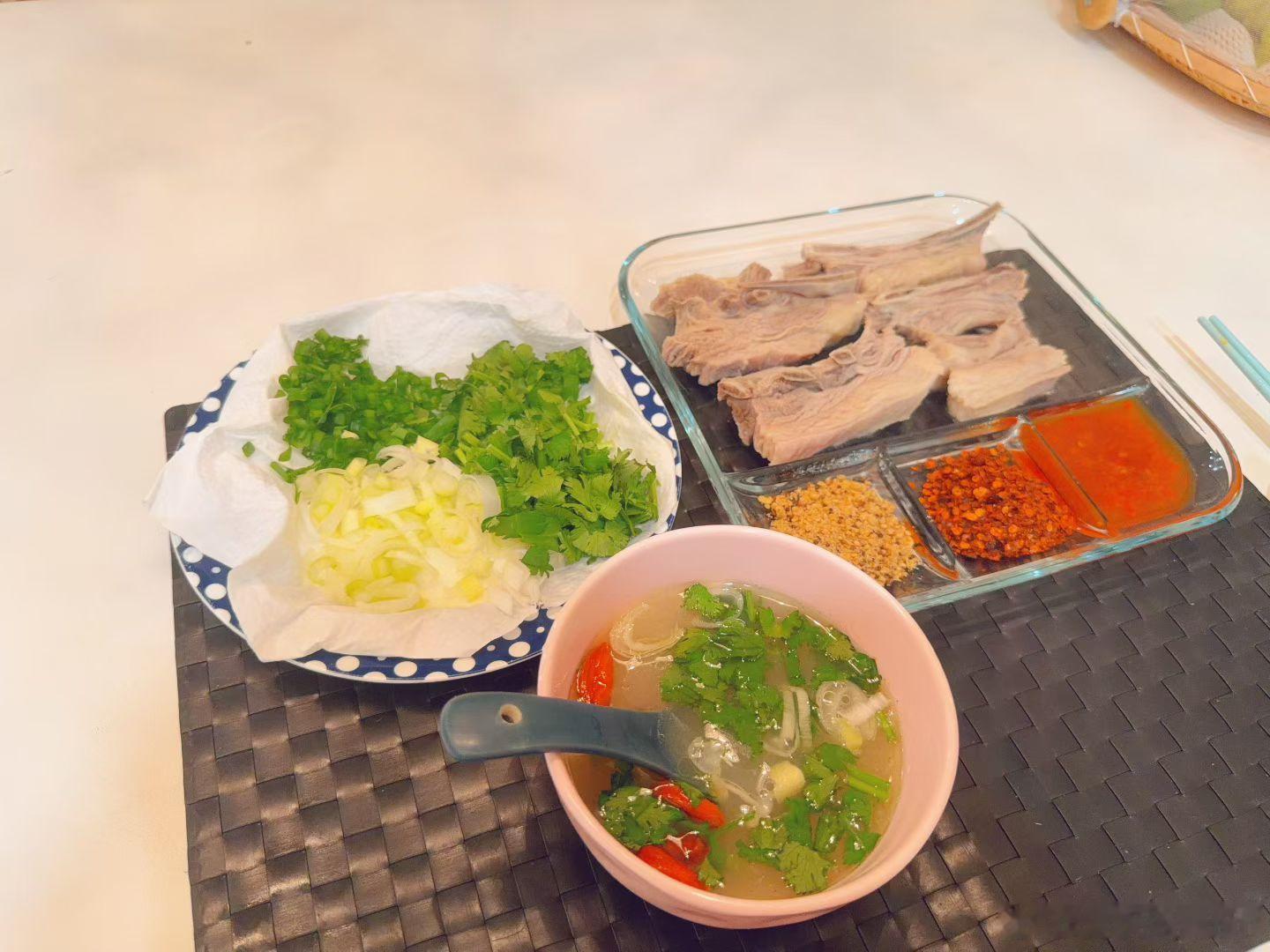 不用大料的脱骨羊肉汤1-生粉给肉肉搓搓、洗净2-大葱+姜片冷水下锅去浮末3-热水