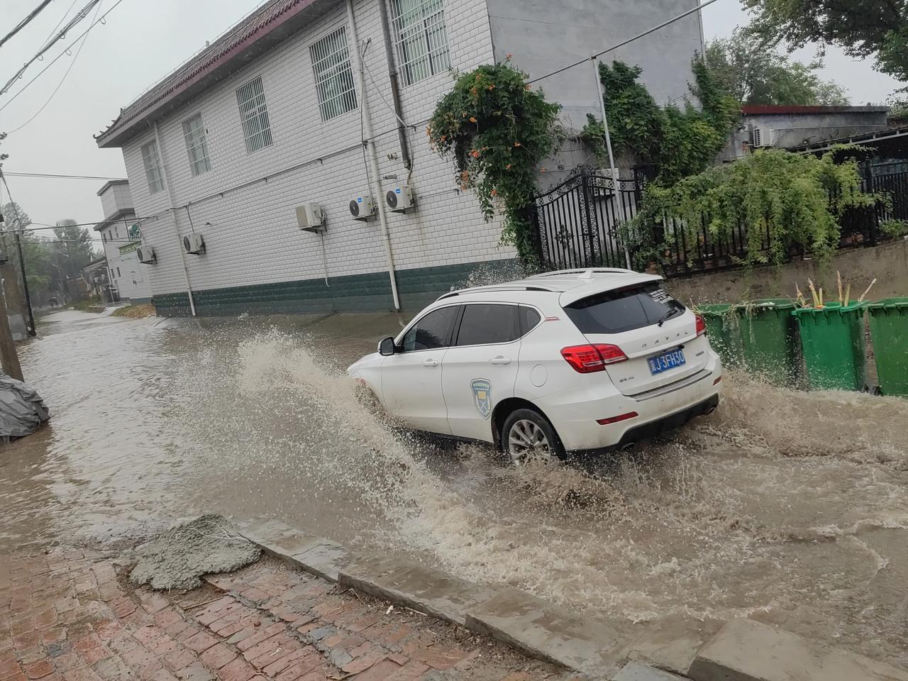 这次的天气预报报的真准，昨天晚上的中到大雨如约而至，从晚上10点下到了凌晨4点左