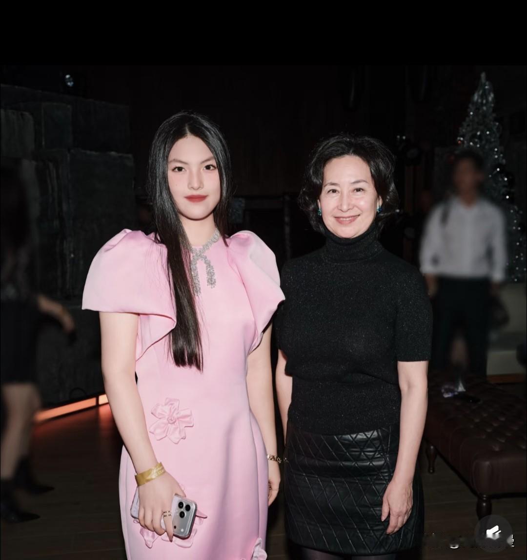 李湘瘦了，又带着王诗龄去东北见世面了，还晒了王诗龄与何超琼的合照。

不光晒了女