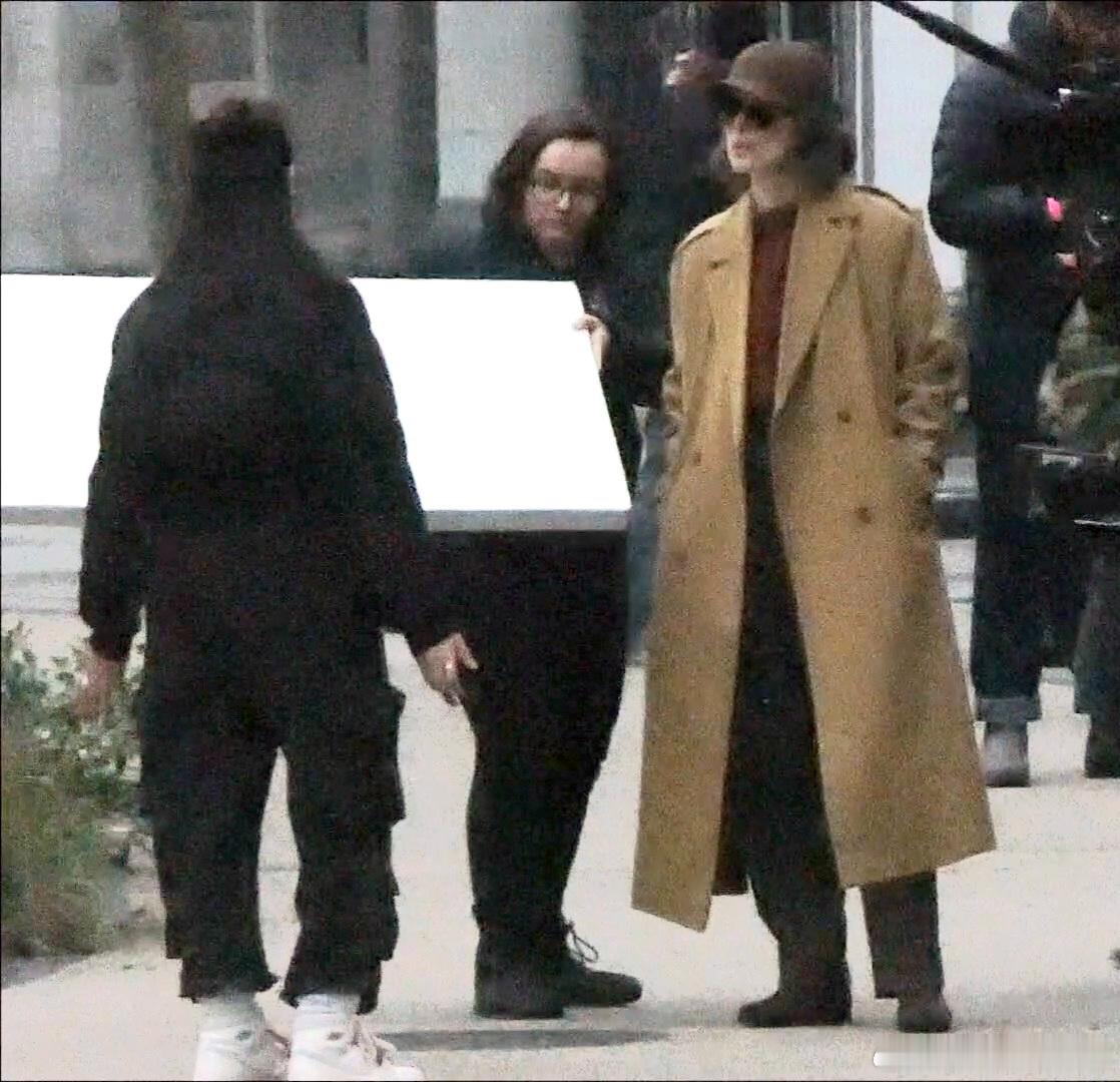 Keira Knightley凯拉奈特莉在伦敦街头继续为《黑鸽》第二季开工，和新