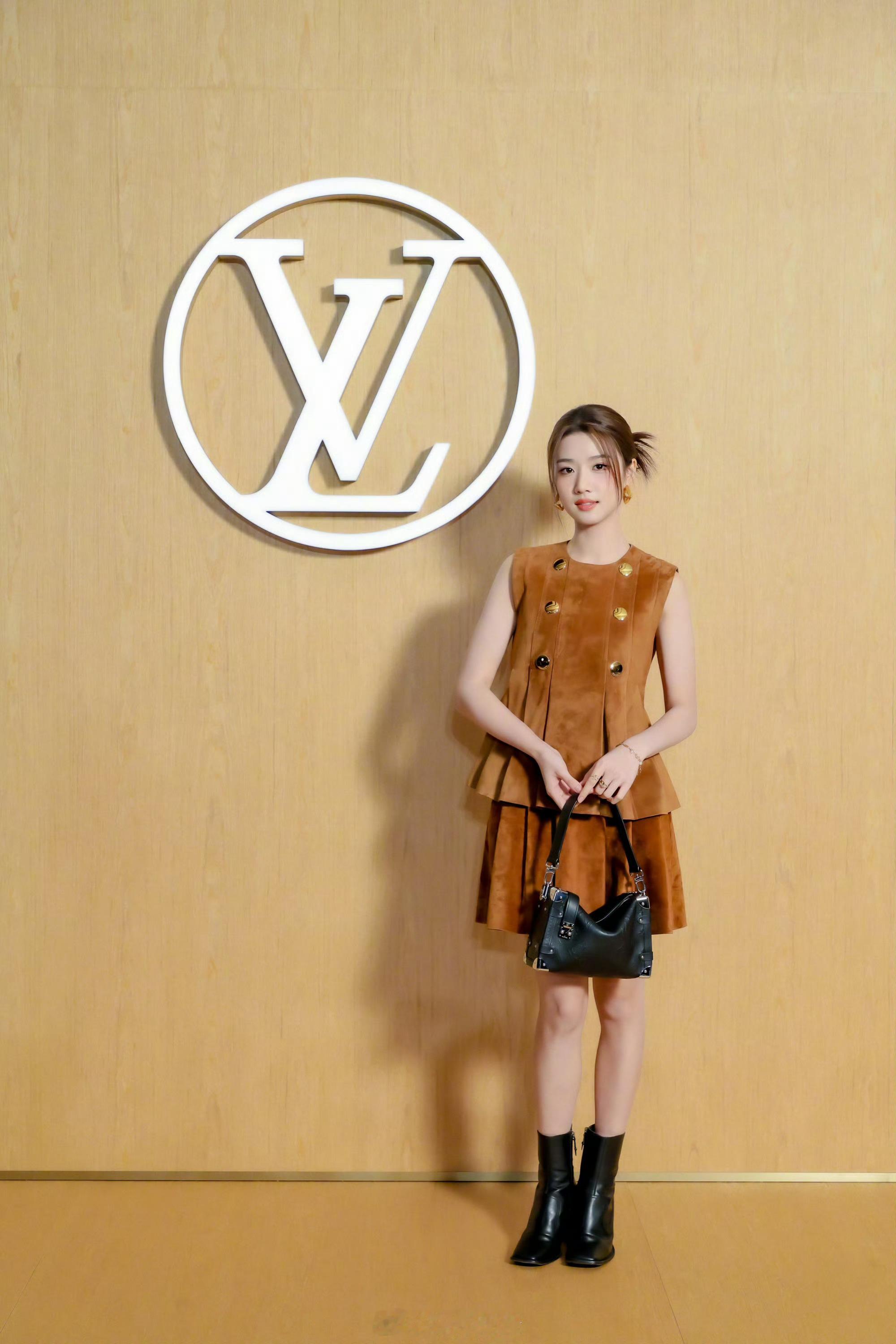 恭喜噜噜晓喜迎第一支顶奢合约，美貌时刻在线，开启时尚新征程！ 