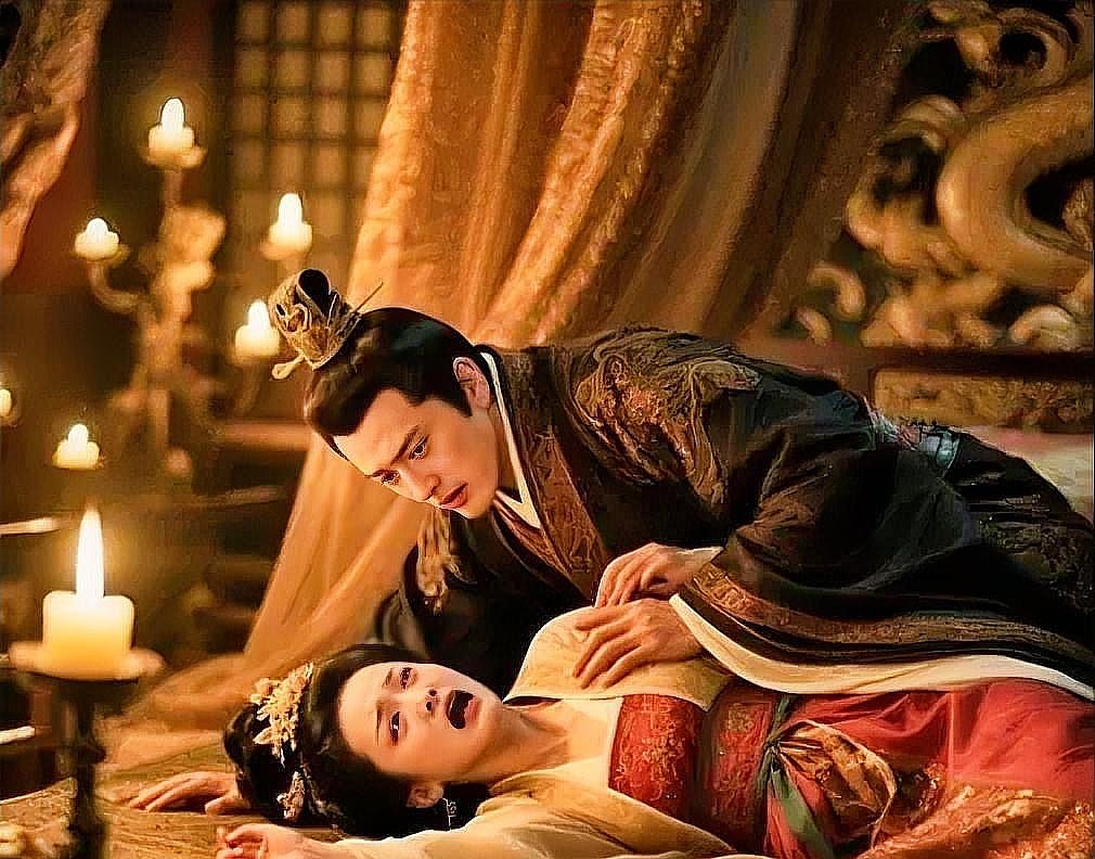 公元214年，曹操命人把躲在墙壁夹层内的伏皇后拖了出来，伏皇后披头散发，鞋子也掉