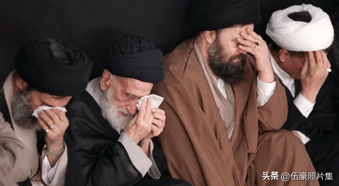 1989年6月7日，哈梅内伊（最左边）在德黑兰悼念霍梅尼的老照片。霍梅尼于198