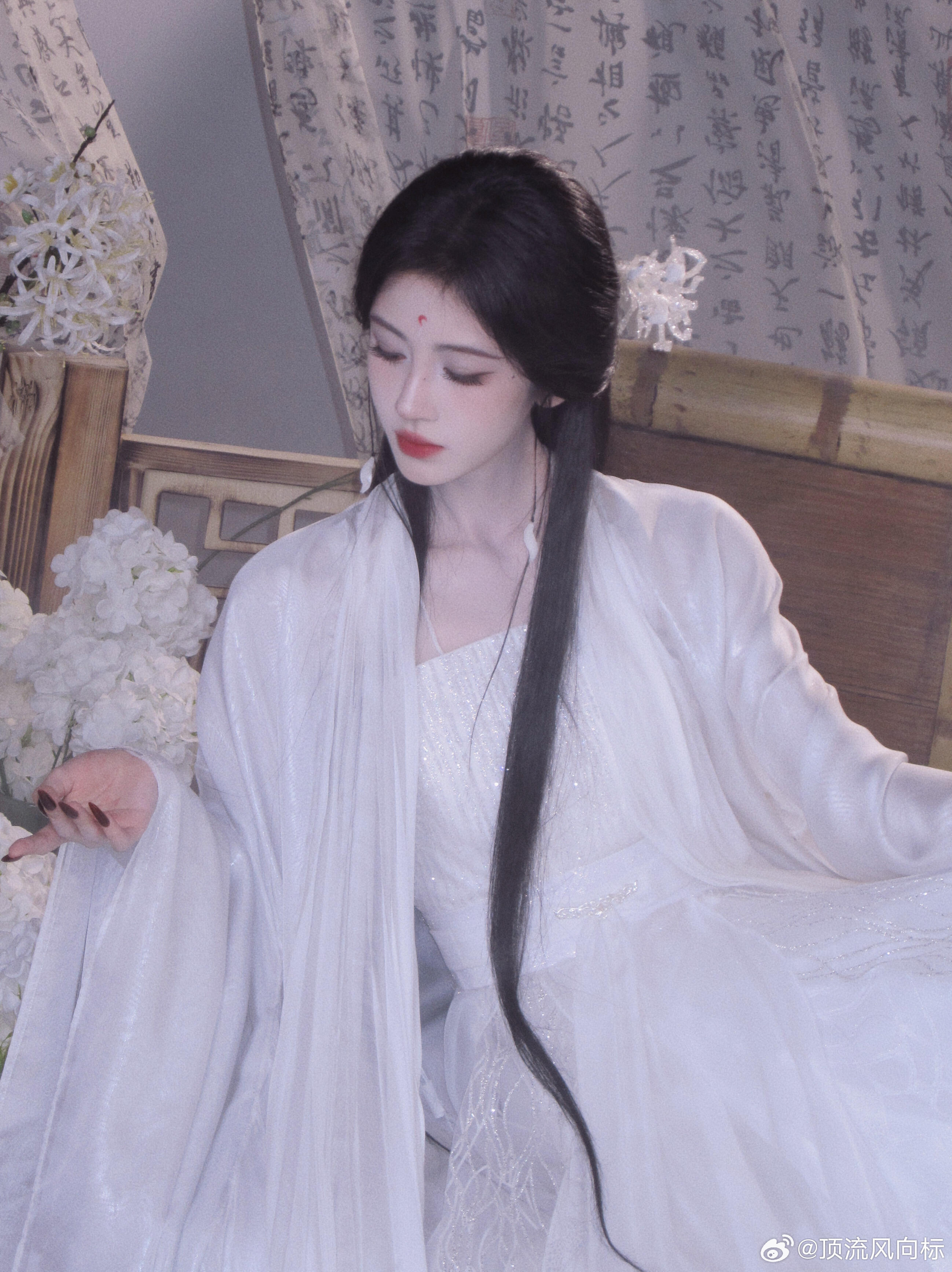 鞠婧祎换了露芜衣头像 鞠婧祎一大早起来哼哧哼哧给自己换了一个巨人视角拍的露芜衣当