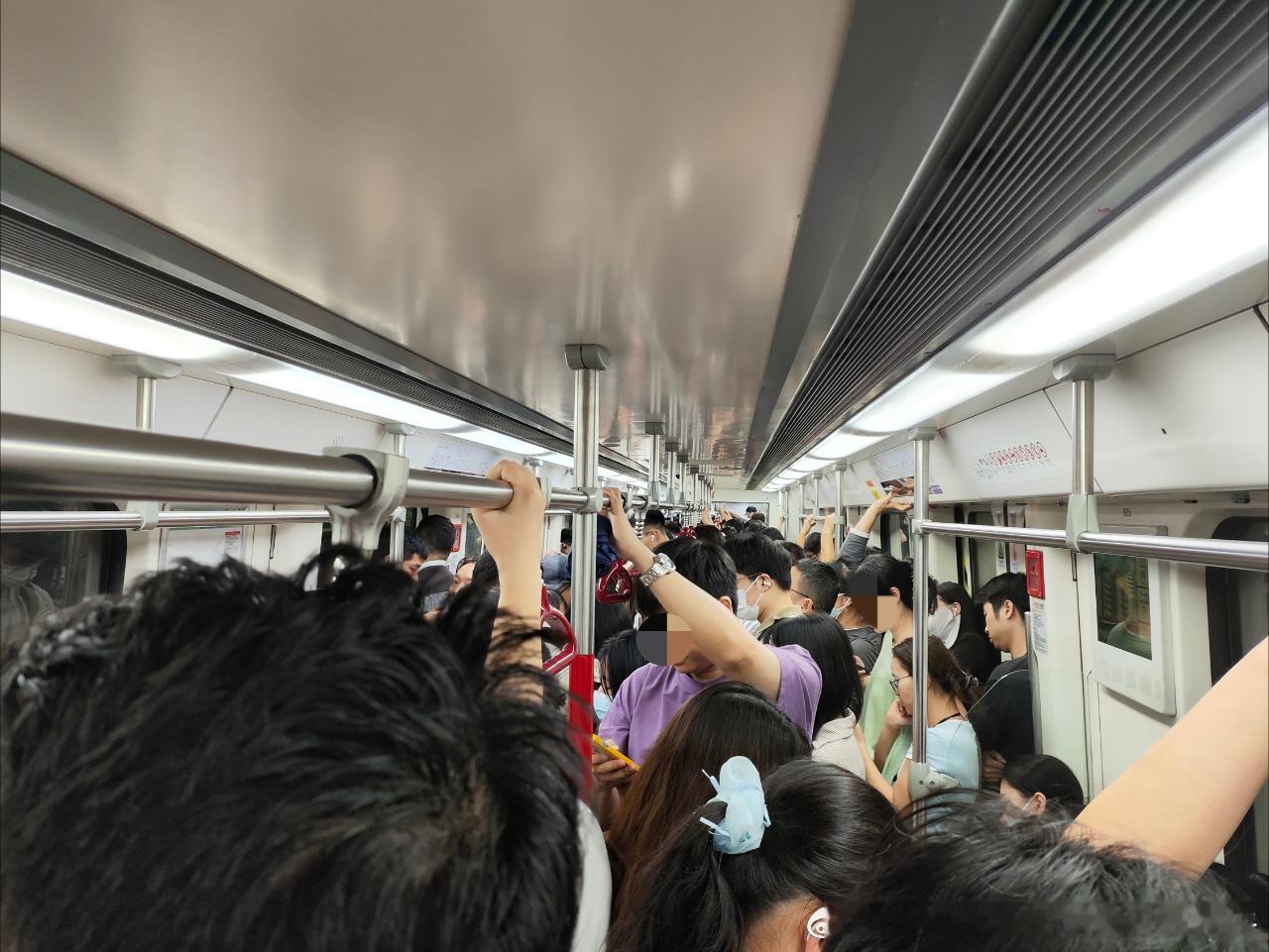 广州地铁网友：2026年8月4日（周二，广州小雨，25-31℃）广州地铁晚高峰客