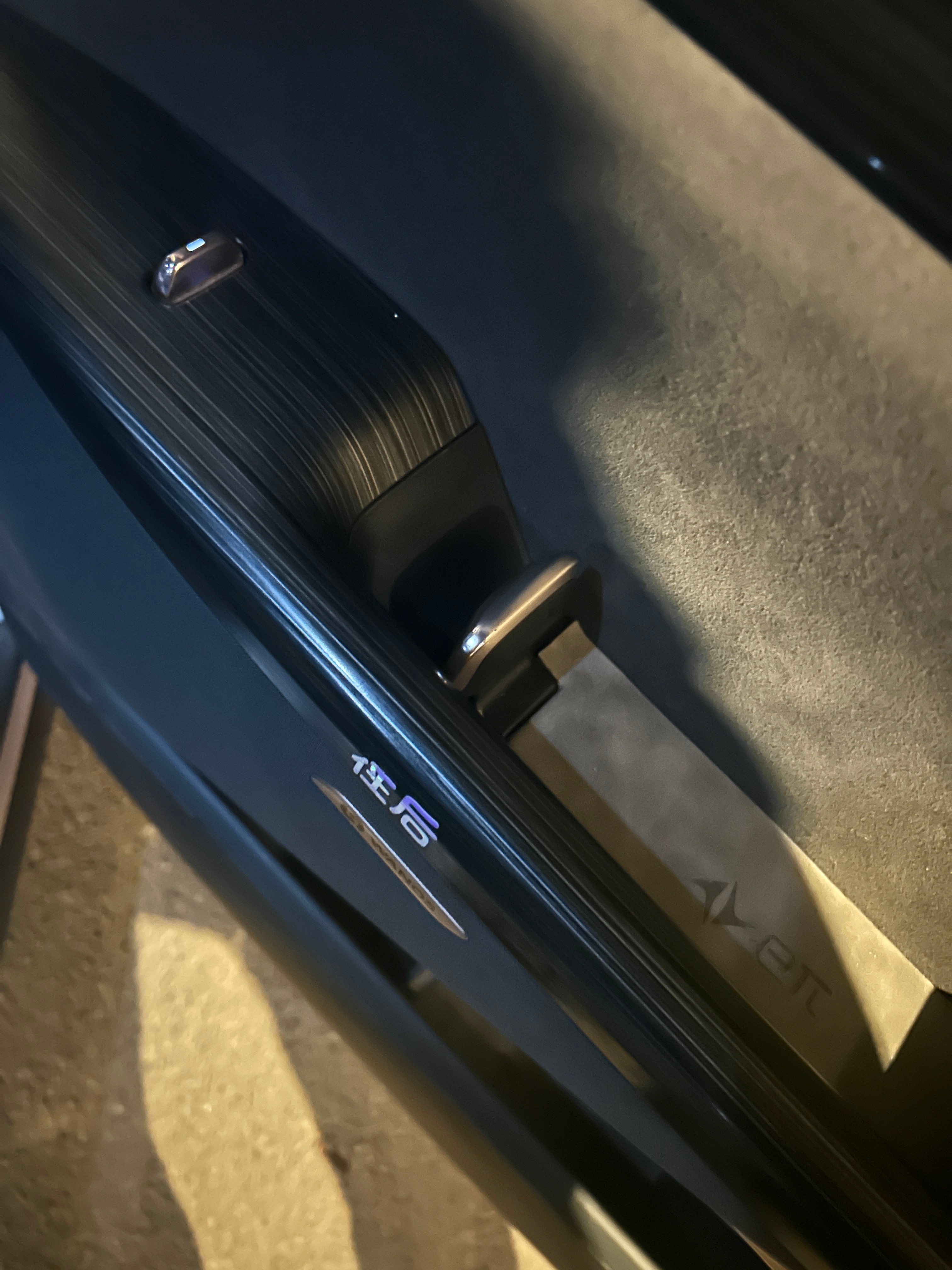 东风eπ这个开门挺有意思，在扣手里，向后拉两下就开了，手感还蛮不错嘞！ 