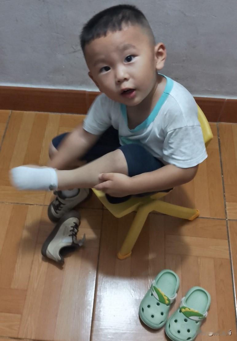 带娃想轻松减负，训娃自己能动手！

小孙木子两岁五个月了，从出生到他长得这么大，