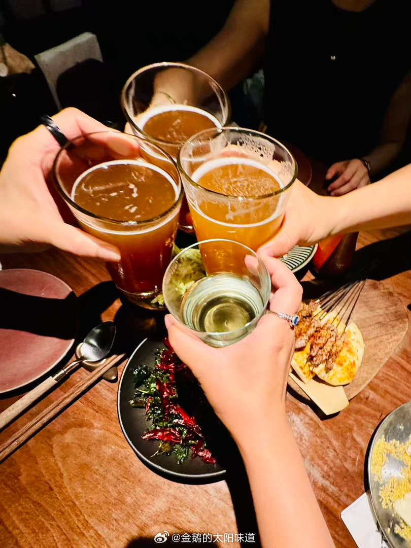 立秋 在壮壮酒馆 闺蜜们的小酒局 在中午一桌子羊肉 贴秋膘Y in从南美回来 说