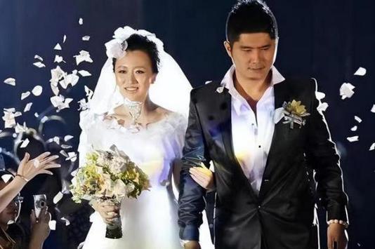 2012年，身价10亿的总裁石磊，送了一辆3000万的法拉利来追求潘长江之女潘阳