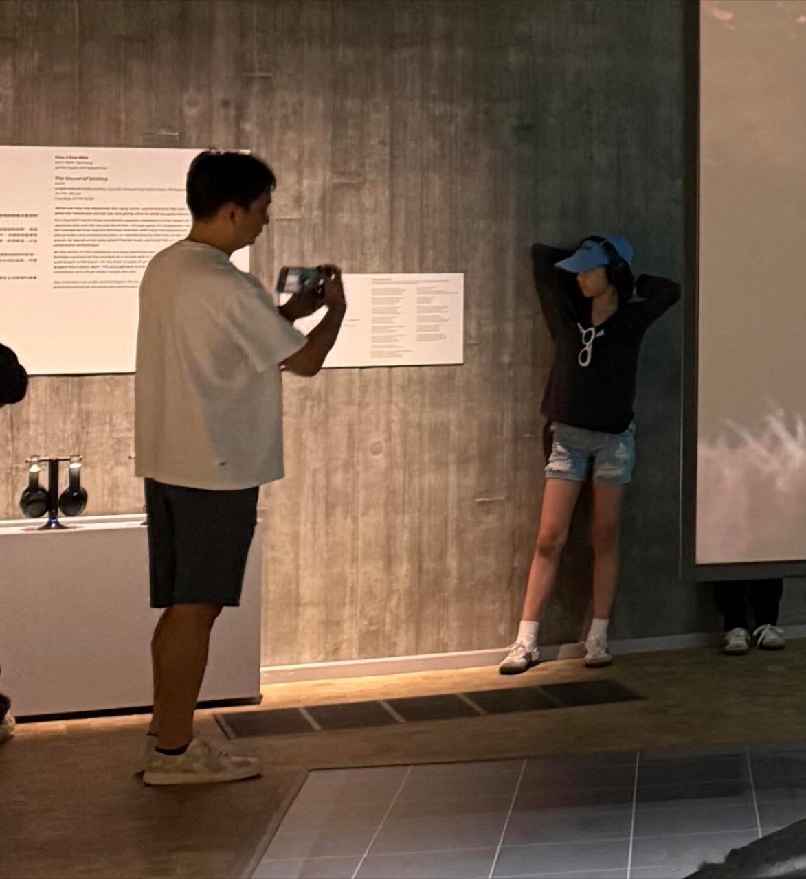 香港偶遇黄磊孙莉一家黄磊给二女儿拍照 多妹好漂亮 ​​​