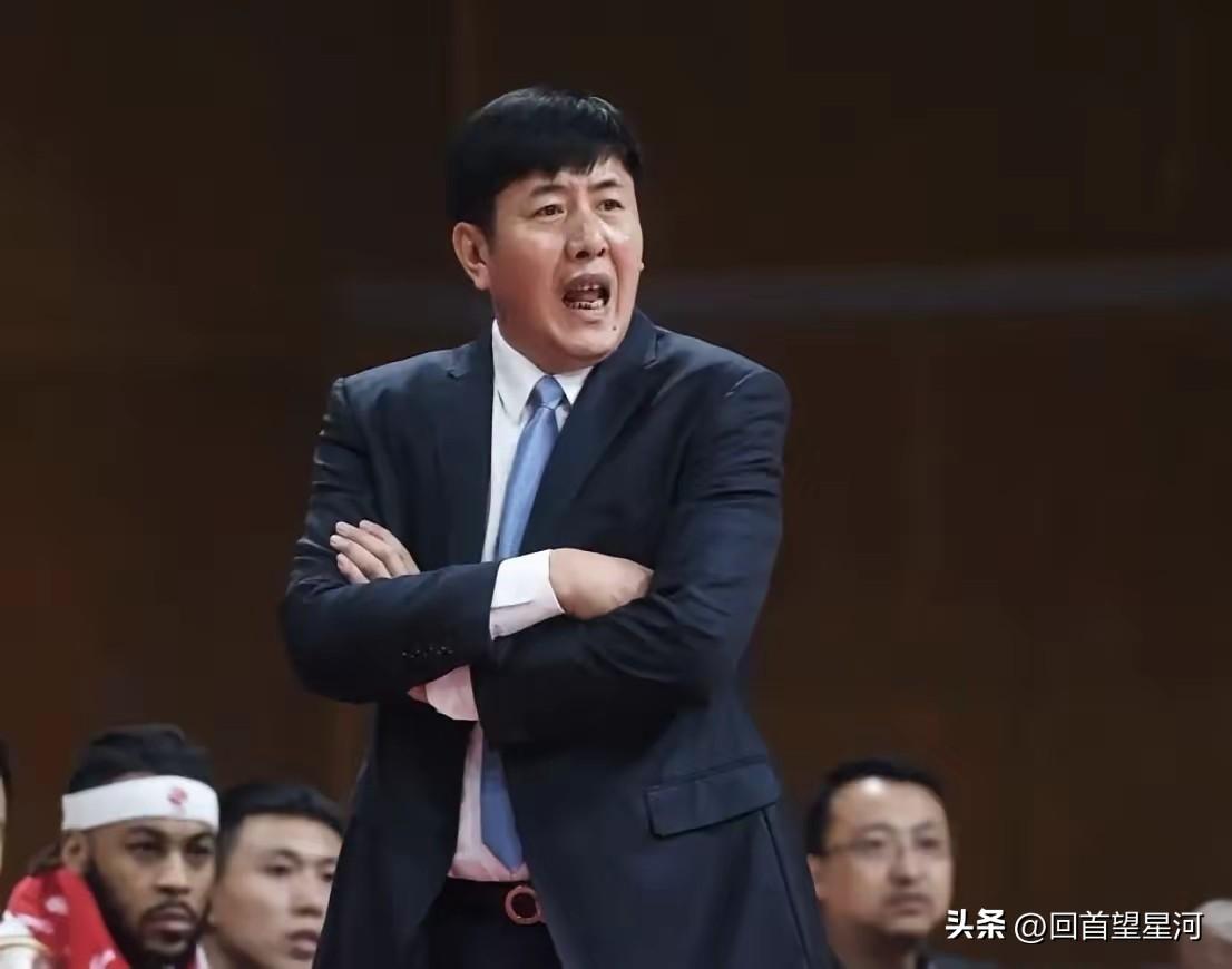 丁伟丁团长又下课了，只不过这次是丁伟主动辞职了。其实丁团长也是够倒霉，开赛遇见的