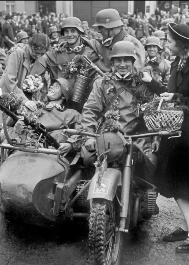 小胡子的演讲之所以深入人心，主要是靠借钱拉动基建解决了德国人饿肚子和失业问题，吞