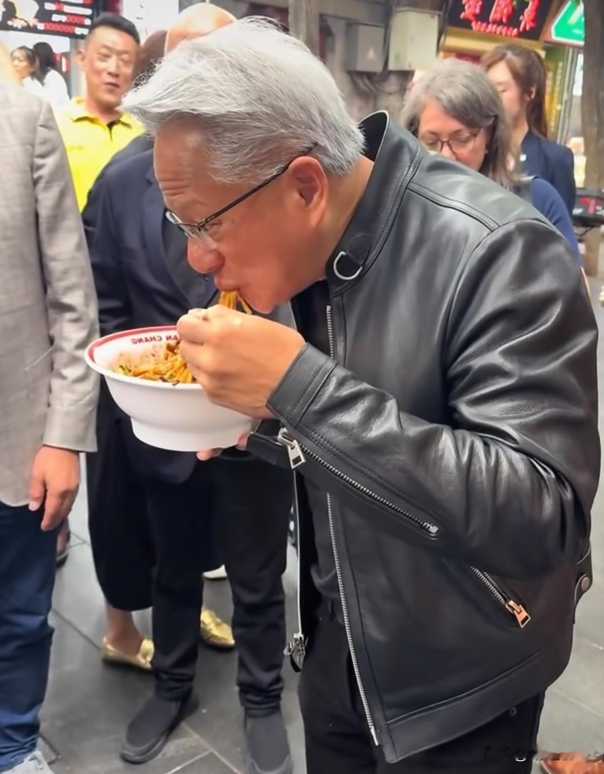 他怎么会对皮衣偏爱到如此地步？说实话我很少见到一个人对某种服饰偏爱到几乎难以割舍