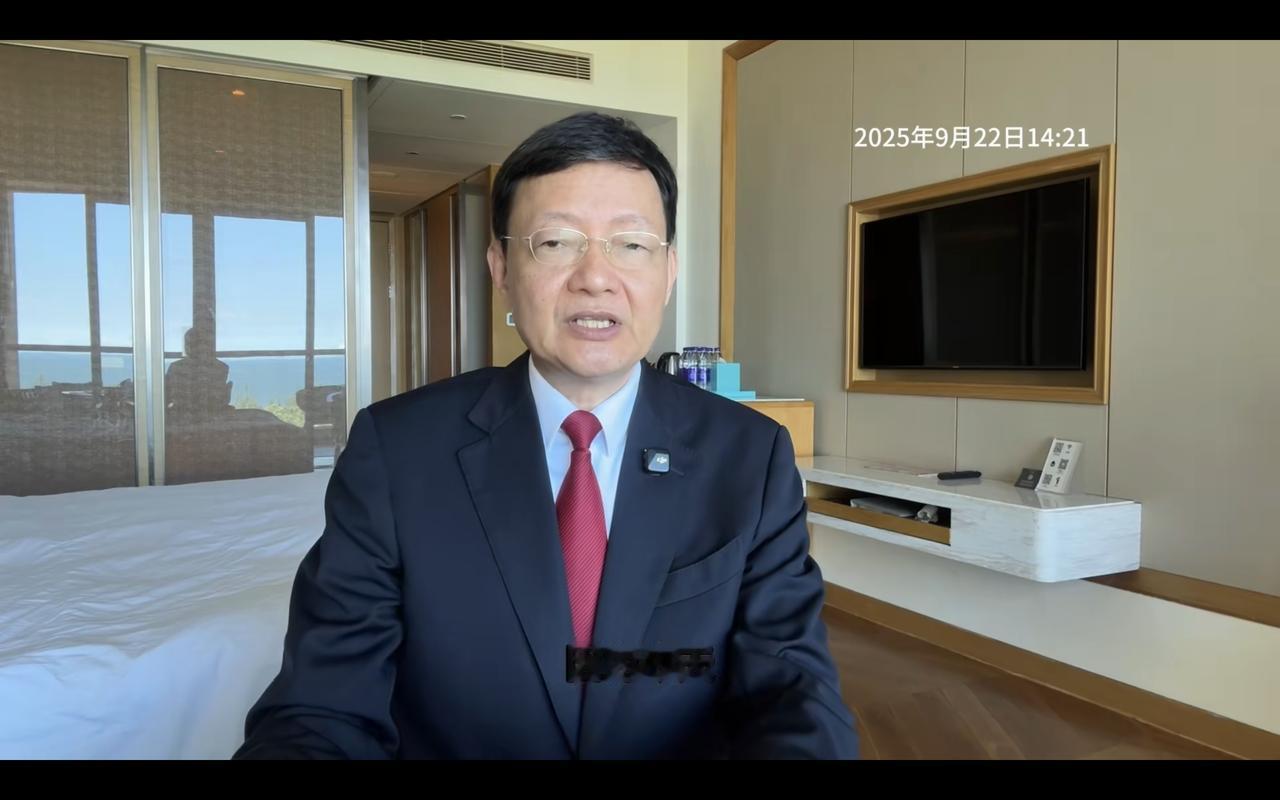李大霄终于换衣服了。下午有新闻发布会，本想着李老能出来剖析一下巨头的发布内容，结