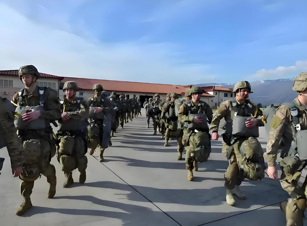 特朗普装都不装了，暗示美国军方出手！怎么说呢？特朗普之前就公开说过，中国对毒贩都