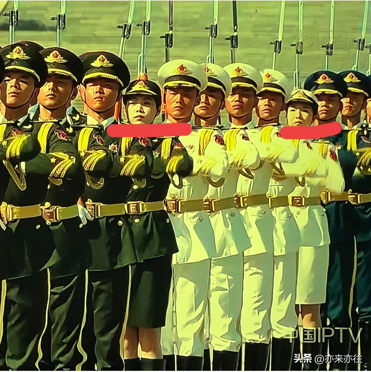 怎么男兵列队中有两位女兵？