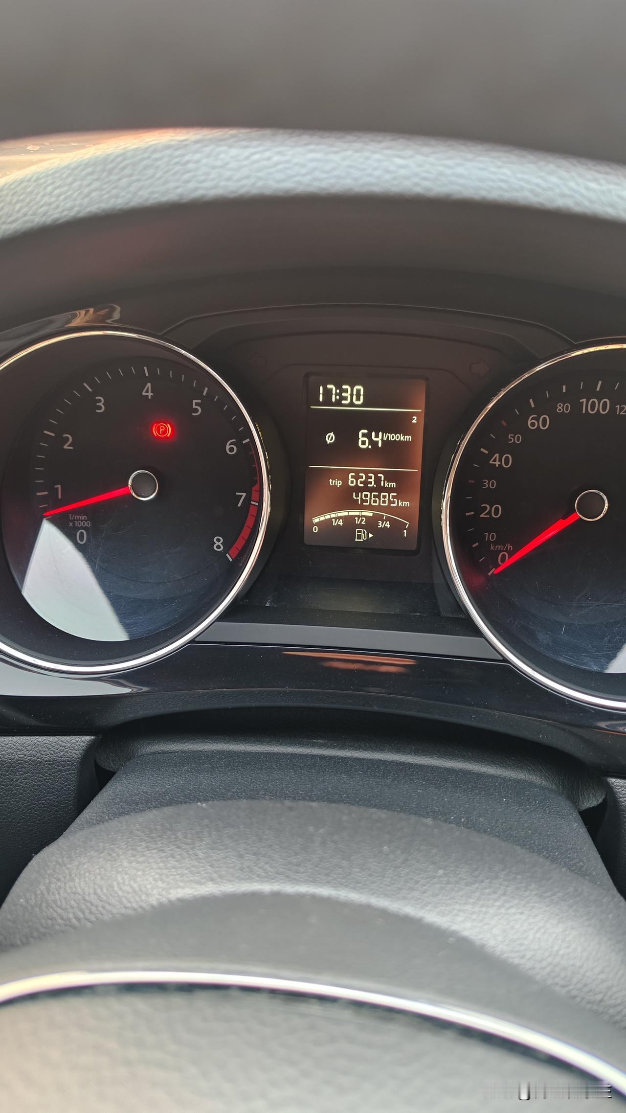 我的大众车，8年了，一点毛病没有，就换过轮胎雨刷器！
而且油耗也低，才6个多点！