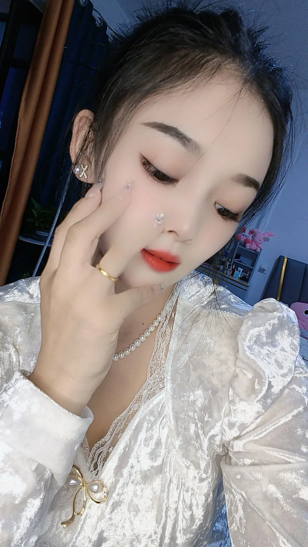 “一句“我难过”可以换来谁的一句:你在哪，你站那别动，等我…”