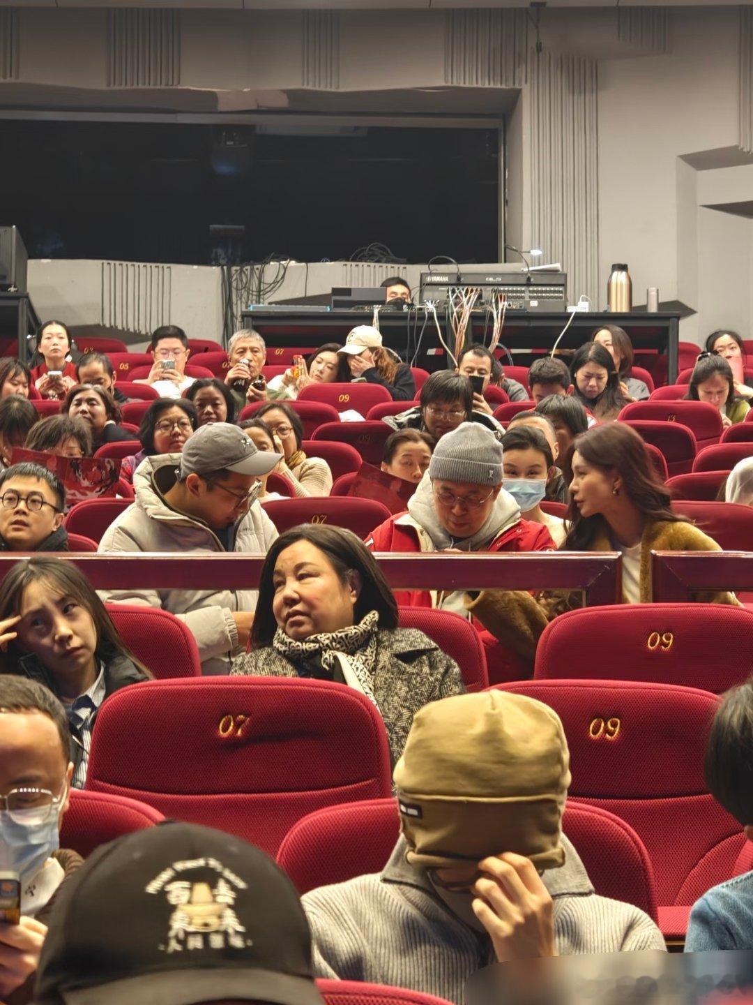 国家话剧院偶遇杜海涛沈梦辰徐志胜说啥呢志胜笑这么开心 