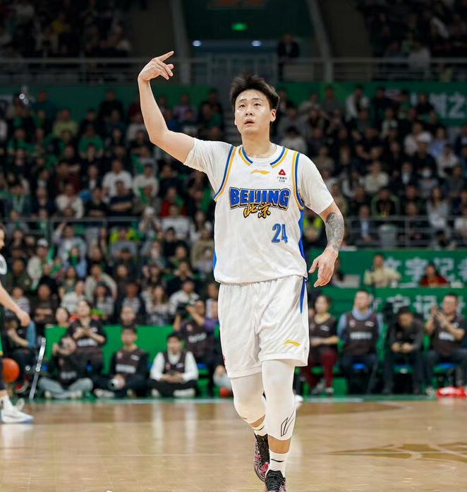 锋“睿”无比！赵睿超常发挥砍下34分，助力球队逆转赢球，实现常规赛双杀辽宁本钢男