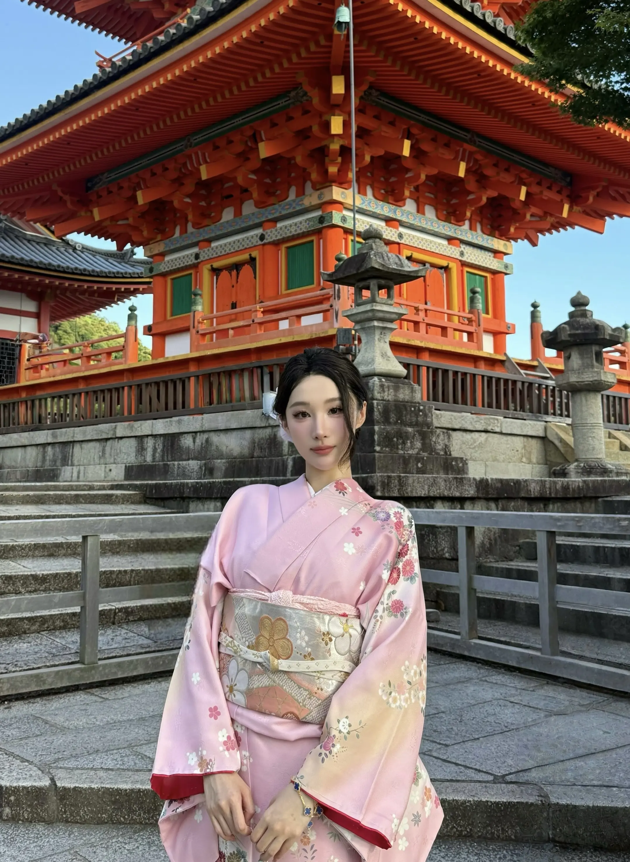 朋友说我还是更适合汉服和旗袍 更显气韵 尝试一下隋唐时期发展出来的服装