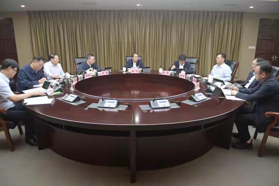 两家以煤为主业的特大型企业集团，进行战略重组，合并成一家真正的巨无霸企业集团，虽