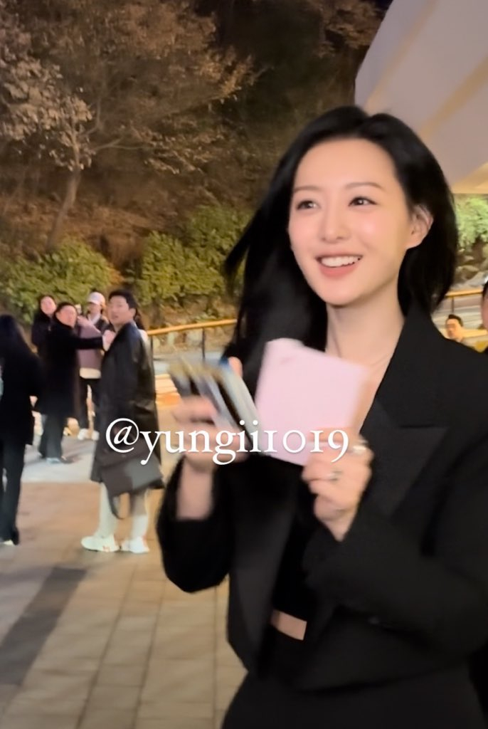 金智媛大美女，果然还是要有点颧骨才有味道，妈生脸就是这点好， 垮的慢 ，还有特点