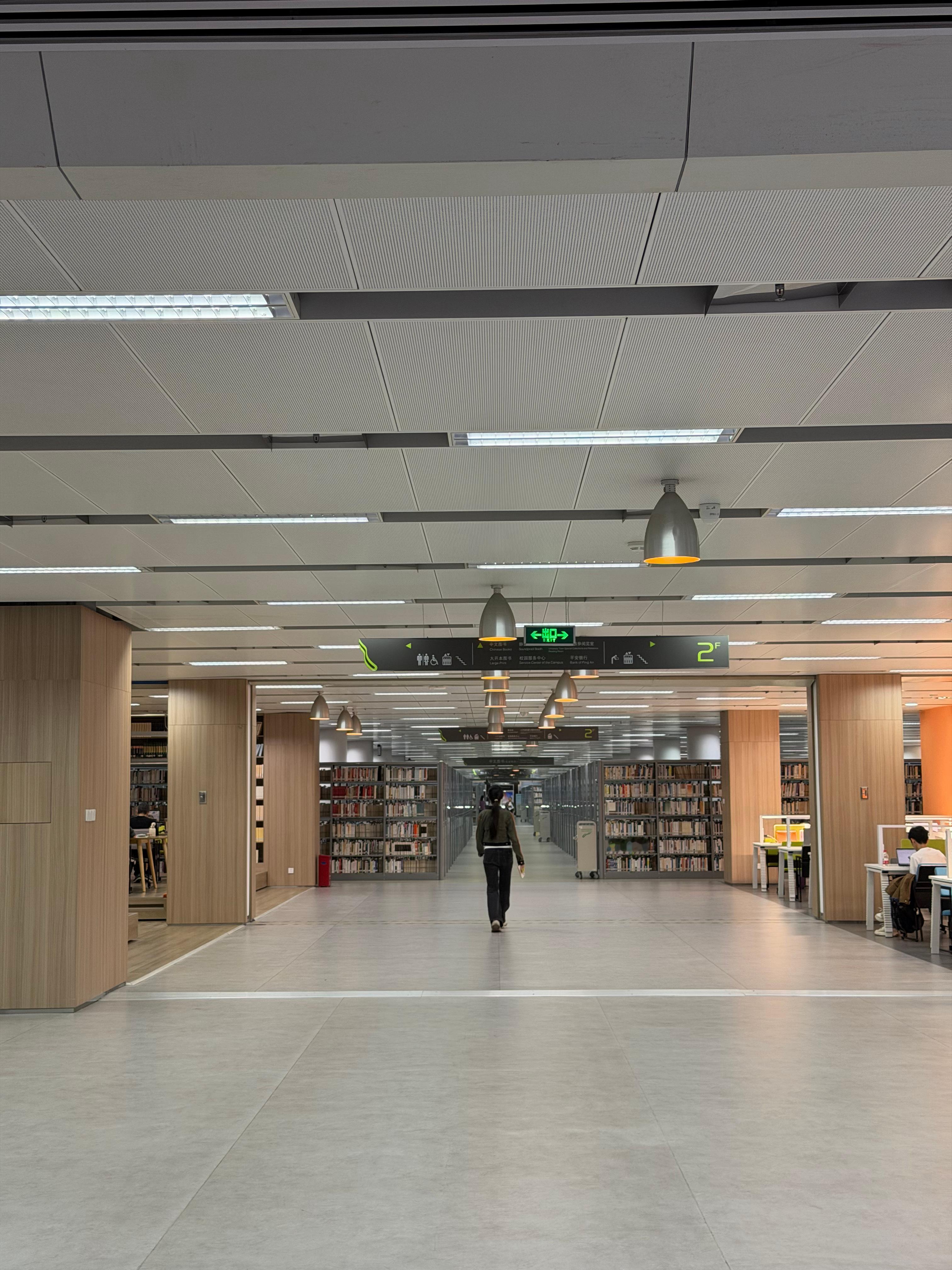 很久没来大学城图书馆了，想起每周末扎在这儿学习的两年，那股热爱学习的劲儿再也找不