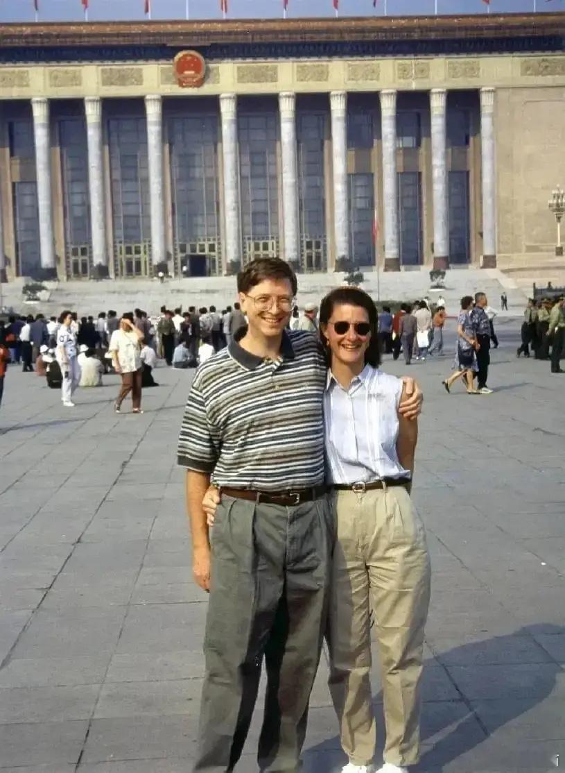 1995年，比尔盖茨和妻子梅琳达来北京旅游合影留念 ​​​