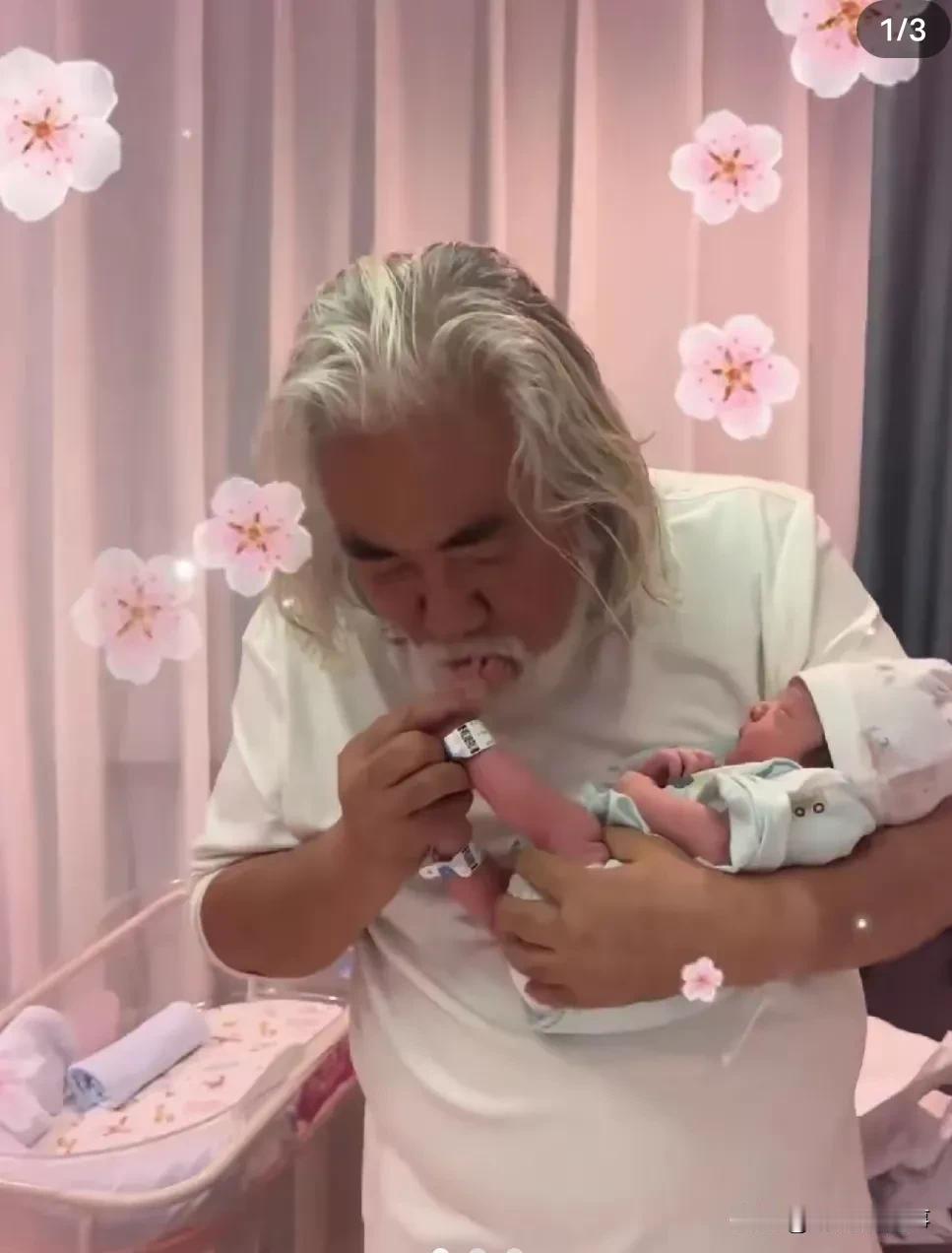 在娱乐圈中，张纪中一直是一个充满传奇色彩的人物。这位74岁的著名导演，再次成为了