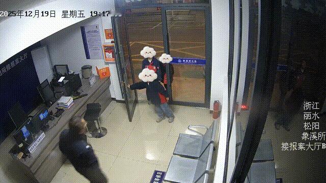 七名小学生吵架来到派出所“评理”，最后握手言和了