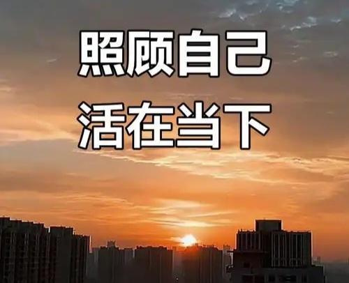 人生这件事其实只有“三个动作”：来时攥手占有，中间抓手拥有，走时撒手抛弃，很像民