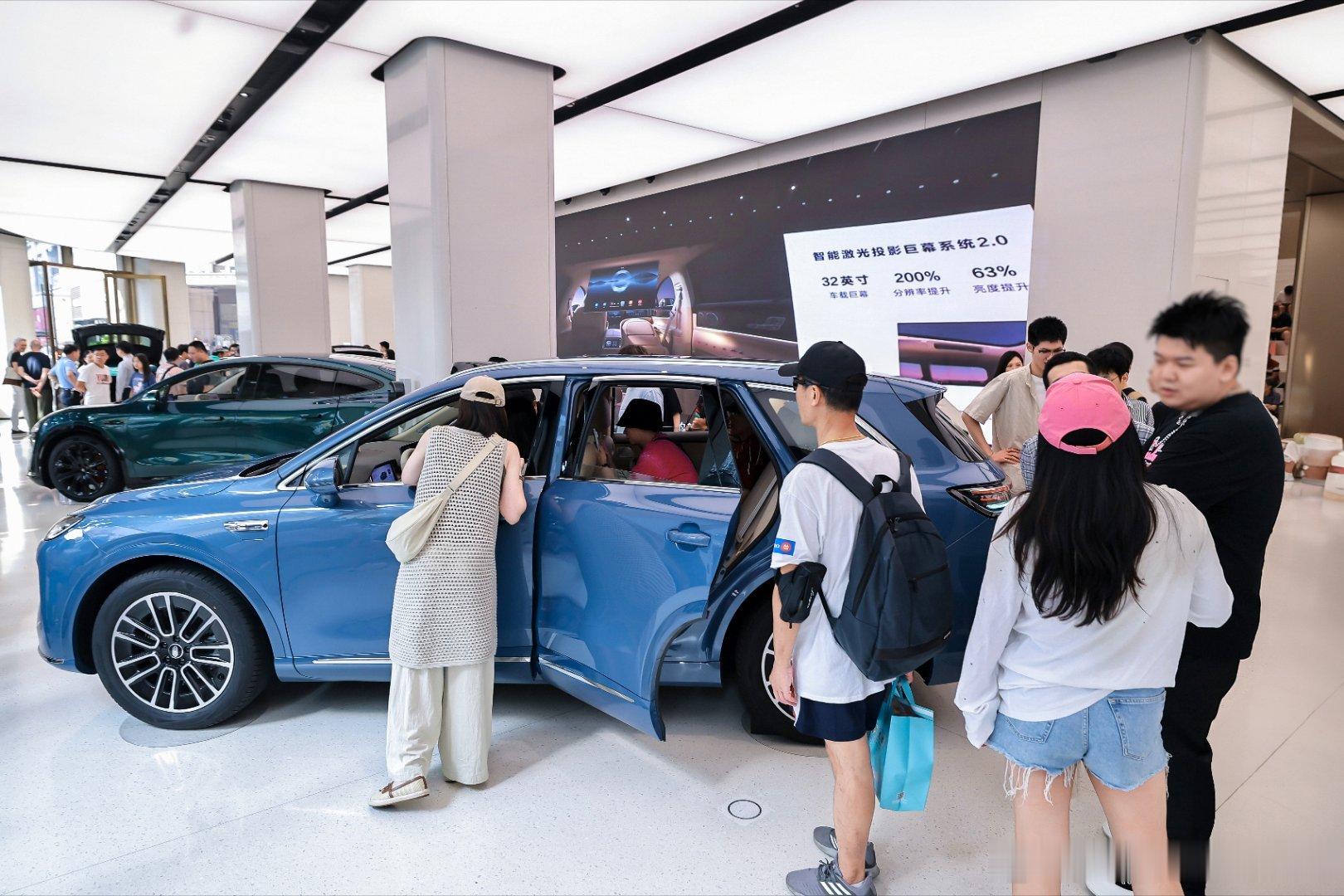 尚界H5展车到店，热度还是很高的，昨天一个小订车主，一天把尚界H5和竞品都试了个