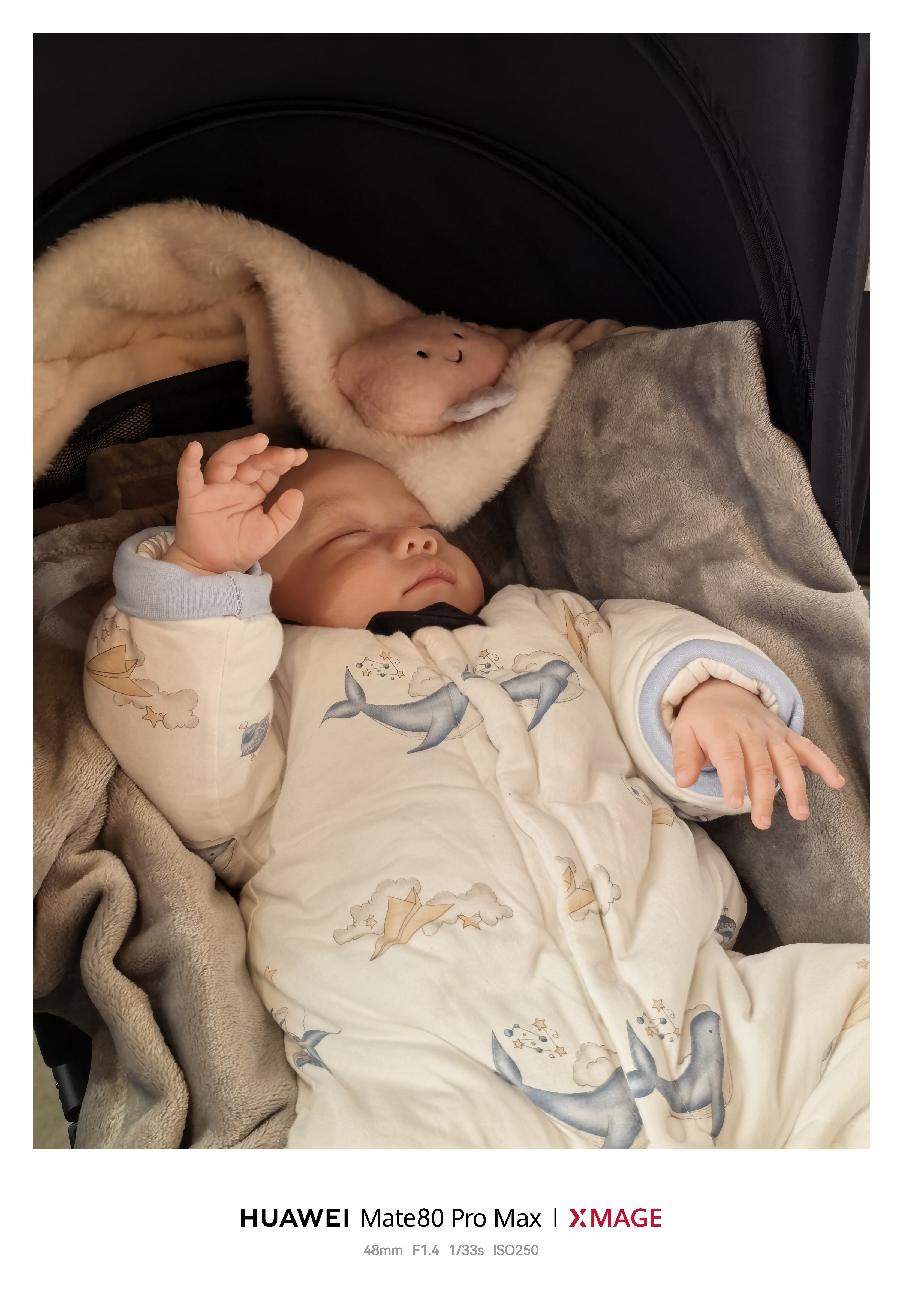 以后肯定能当音乐指挥家，睡觉的时候都抬着手！ 