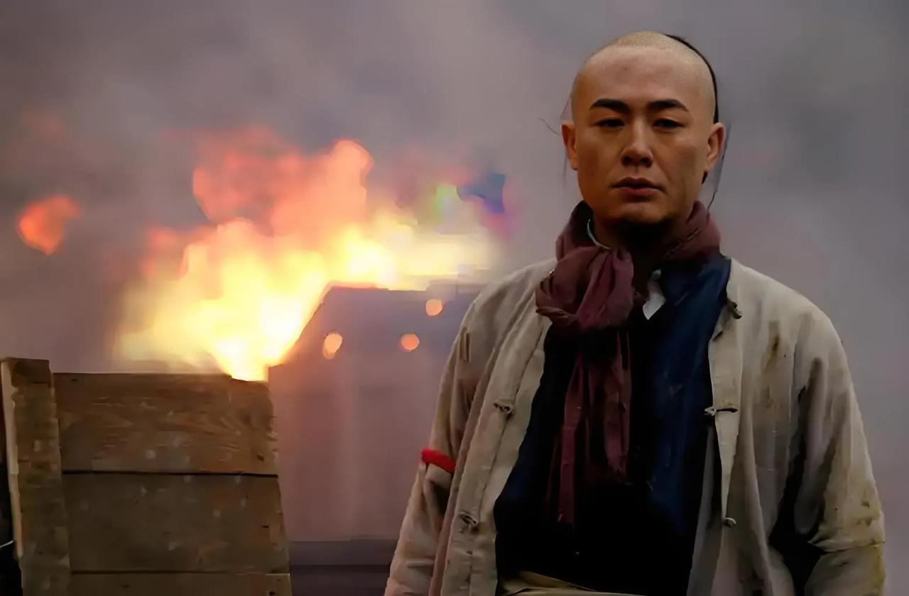 张颂文凭借《狂飙》大火，他饰演的大哥“ 高启强”一炮而红。剧中的他温文尔雅，帅气