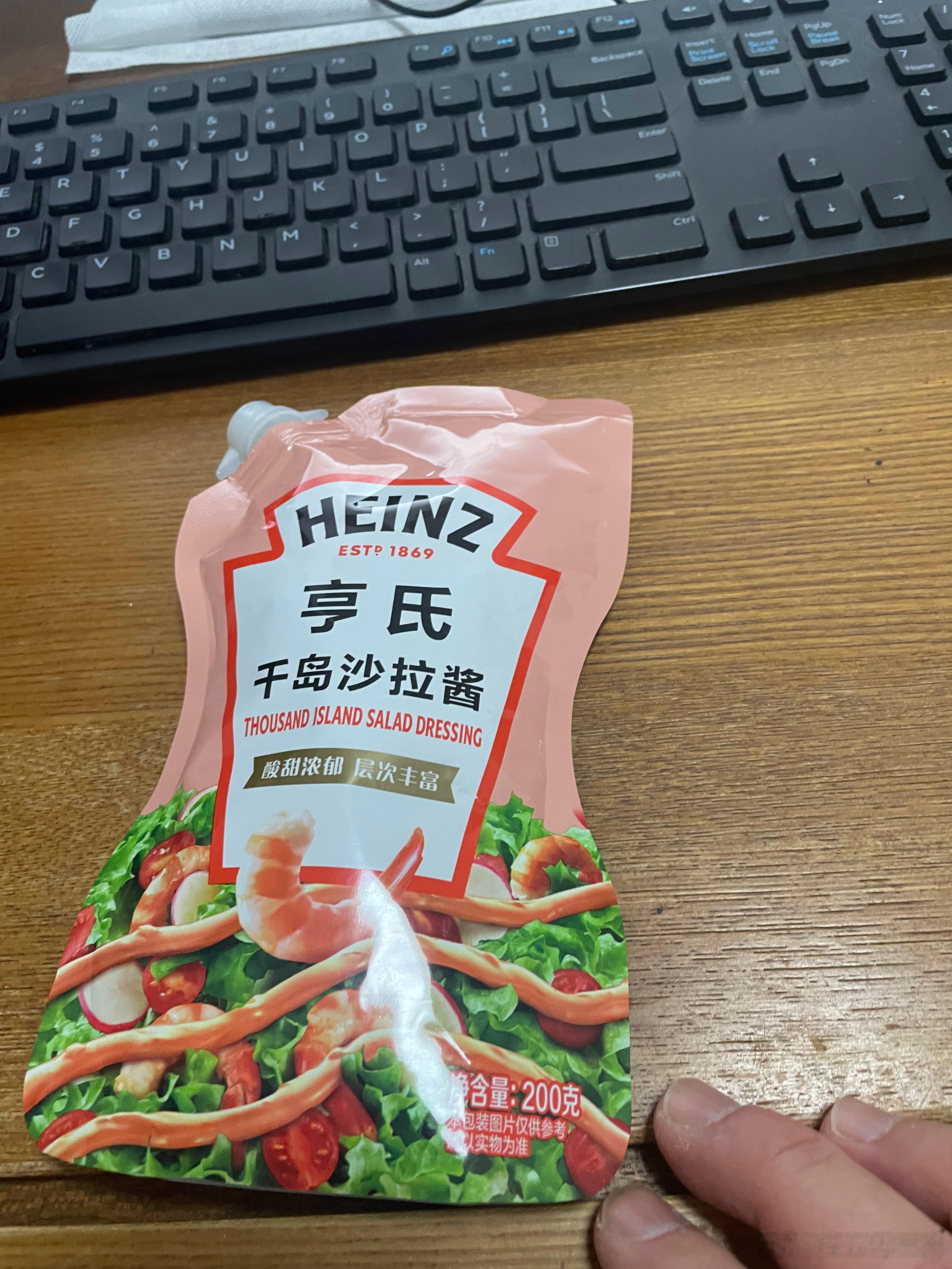 根据 科普，美国饮食指南建议成年人每天摄入的钠不超过2,300毫克。享氏沙拉酱，