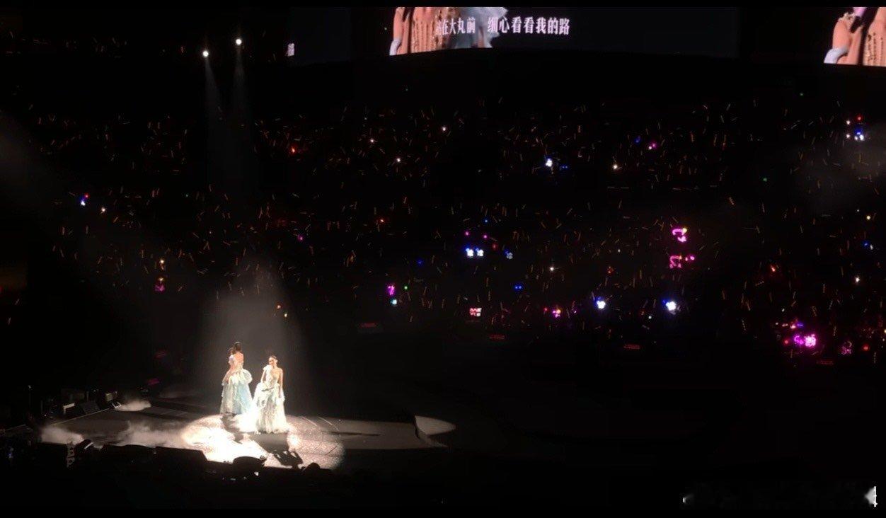 #Twins 下一站天后万人灯海#Twins的南京演唱会，以下一站天后万人灯海画