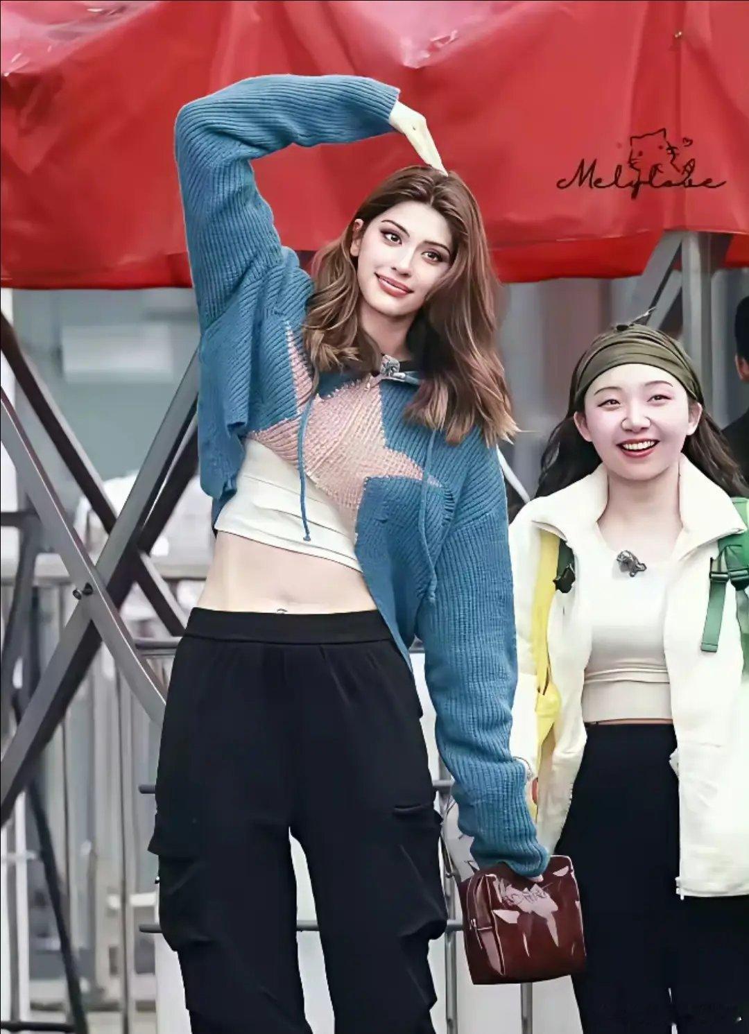 哇，这身高目测2米，这大身板太少见了，颜值也不低 