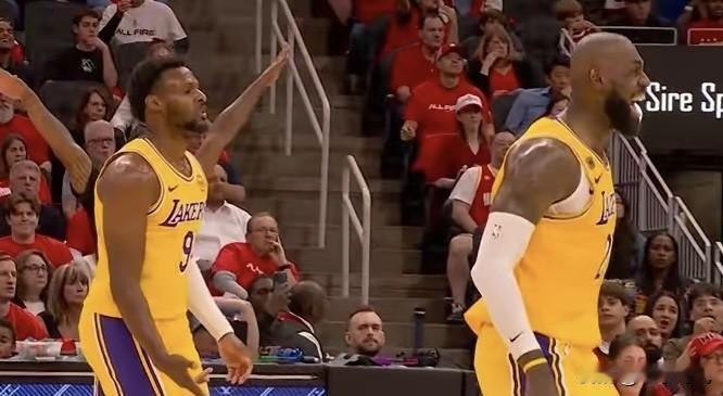 4月25日，NBA季后赛西部首轮第三场，湖人在加时赛以112-108击败火箭，系