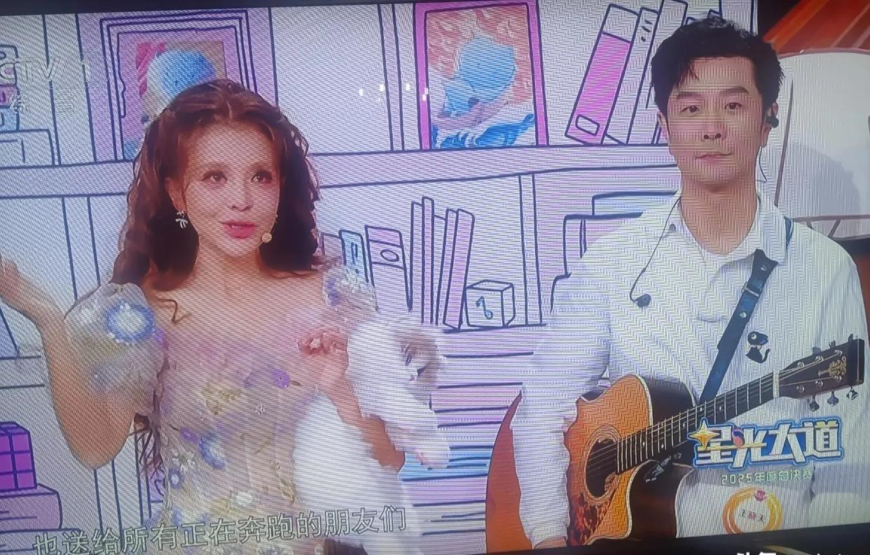 不能否认朱迅曾经是优秀主持人，但生于1973年的她，今年都53岁了，还穿着公主裙