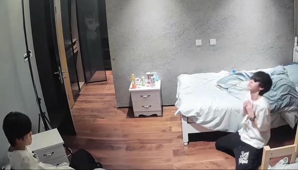 什么男儿膝下有黄金啊对于在张肉面前的左坤完全是屁话好吧，跪下去的表情可见他已经爽