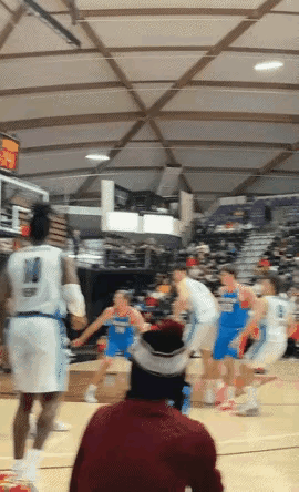 丝滑转身，单手暴扣！篮下抓板，轻松拿捏！G联赛的杨瀚森的篮下就是他的地盘，在混音