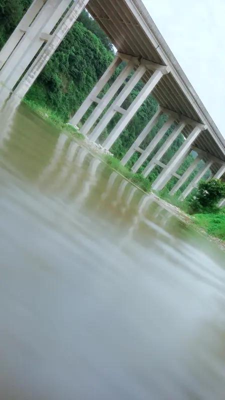 简要解析
1. 对仗：“桥下”与“山间”相对，皆为方位地点；“有水”和“生云”对