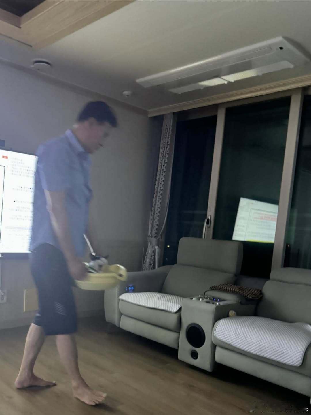 平时很严肃的爸爸在撸猫cr：bagaji_odong ​​​