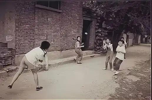 前几天整理旧物翻出半盒没拆封的大大泡泡糖，瞬间就想起小时候住大院的日子。
兜里揣