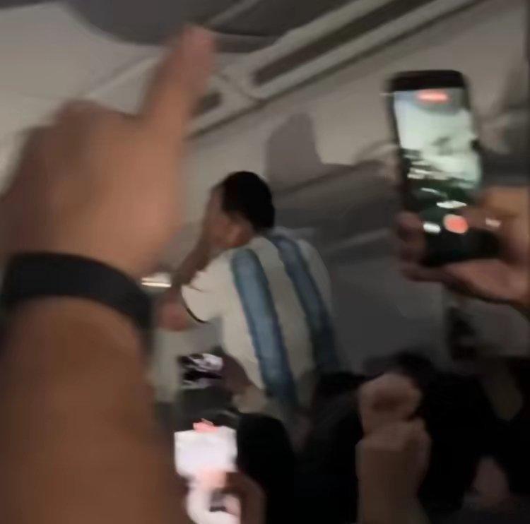 西班牙机长向乘客广播阿根廷夺冠当时机舱里满是忐忑等待结果的阿根廷球迷，所有人的注
