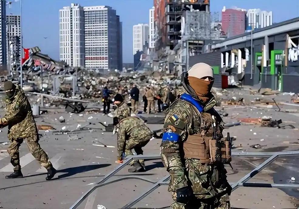 俄方通知美国：我们要对基辅动手了，你们的人赶紧撤。
5月25日，俄罗斯外长拉夫罗