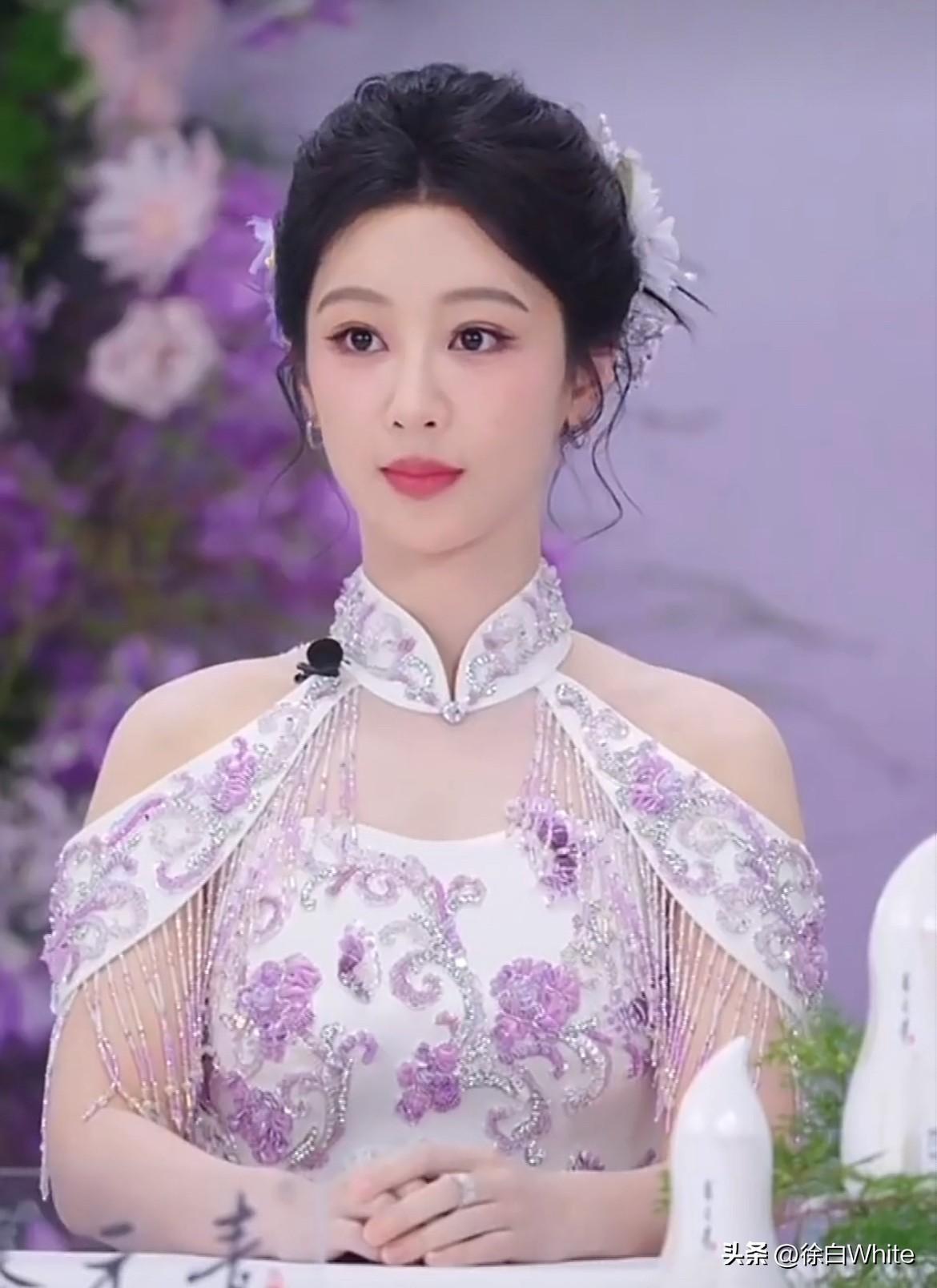 4月1日，杨紫今晚直播，终于穿上了漂亮的小裙子！看多了《玉兰花开君再来》杨紫老气